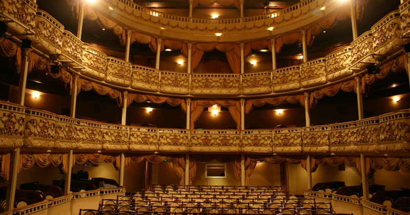 O Theatro Municipal de Niterói, que já foi Santa Thereza, completa 142 anos