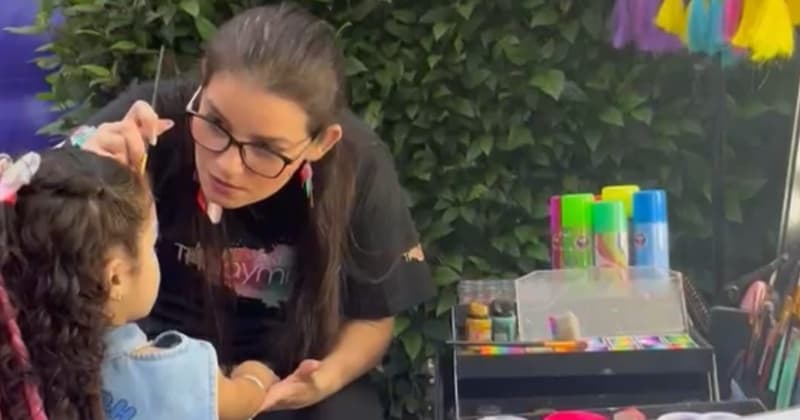 Luauzinho leva a maquiagem de Thay Maker para a Praia de Icaraí