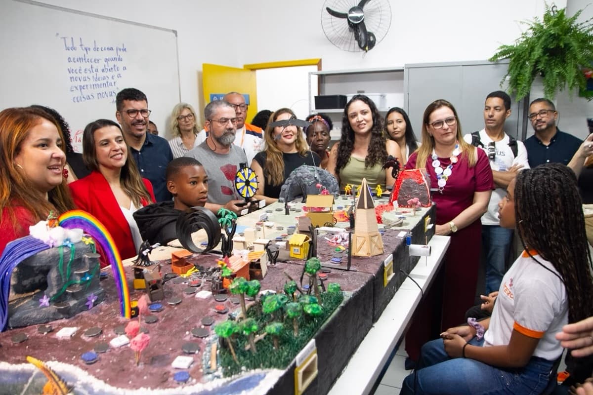 Secretária nacional do MCTI visita laboratórios em escola municipal e Plataforma Urbana Digital de Santa Bárbara