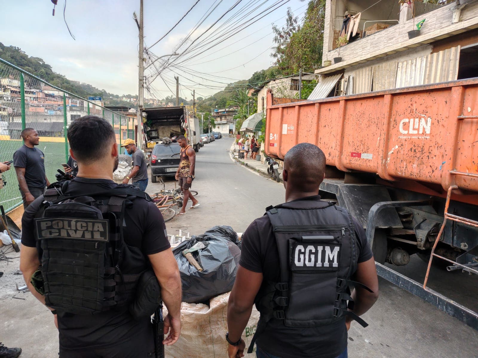 Prefeitura de Niterói participa de operação integrada que fechou ferro-velho clandestino na Grota