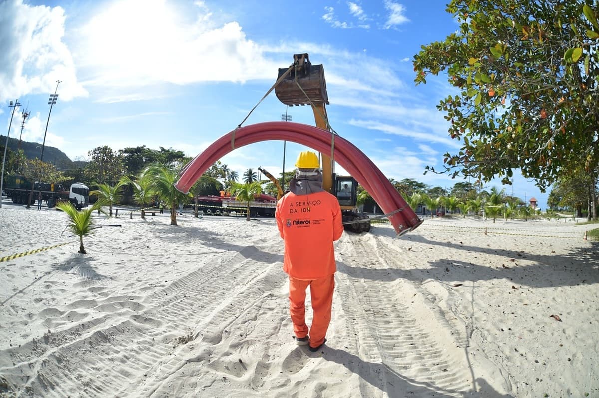 Bomba que vai levar água do mar para a Lagoa de Piratininga chega e começa a ser instalada